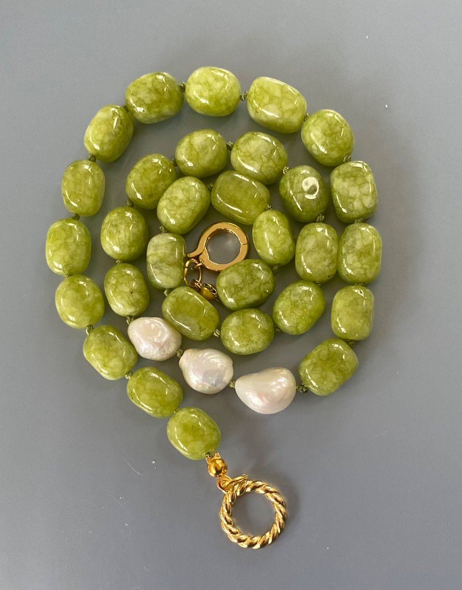 Peridot and pearls hand knotted necklace 