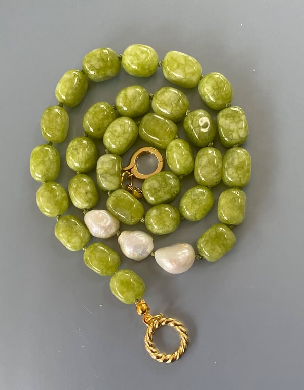 Peridot and pearls hand knotted necklace 