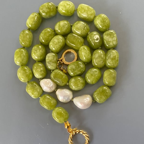 Peridot and pearls hand knotted necklace 
