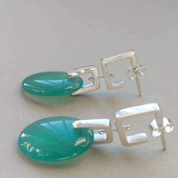 Sterling Silver Green Agate Earrings: Modern Dangle Jewelry