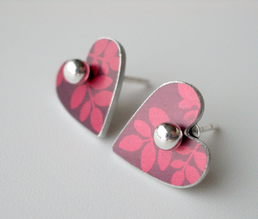 Heart studs earrings in plum with red leaves