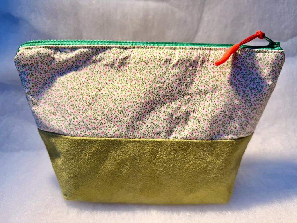 Red flowers - Medium zipped pouch, water-resistant for toiletries, make-up etc..