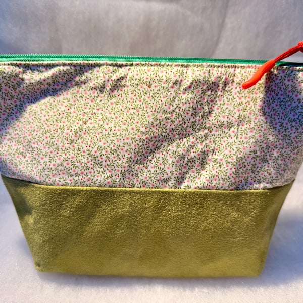 Red flowers - Medium zipped pouch, water-resistant for toiletries, make-up etc..