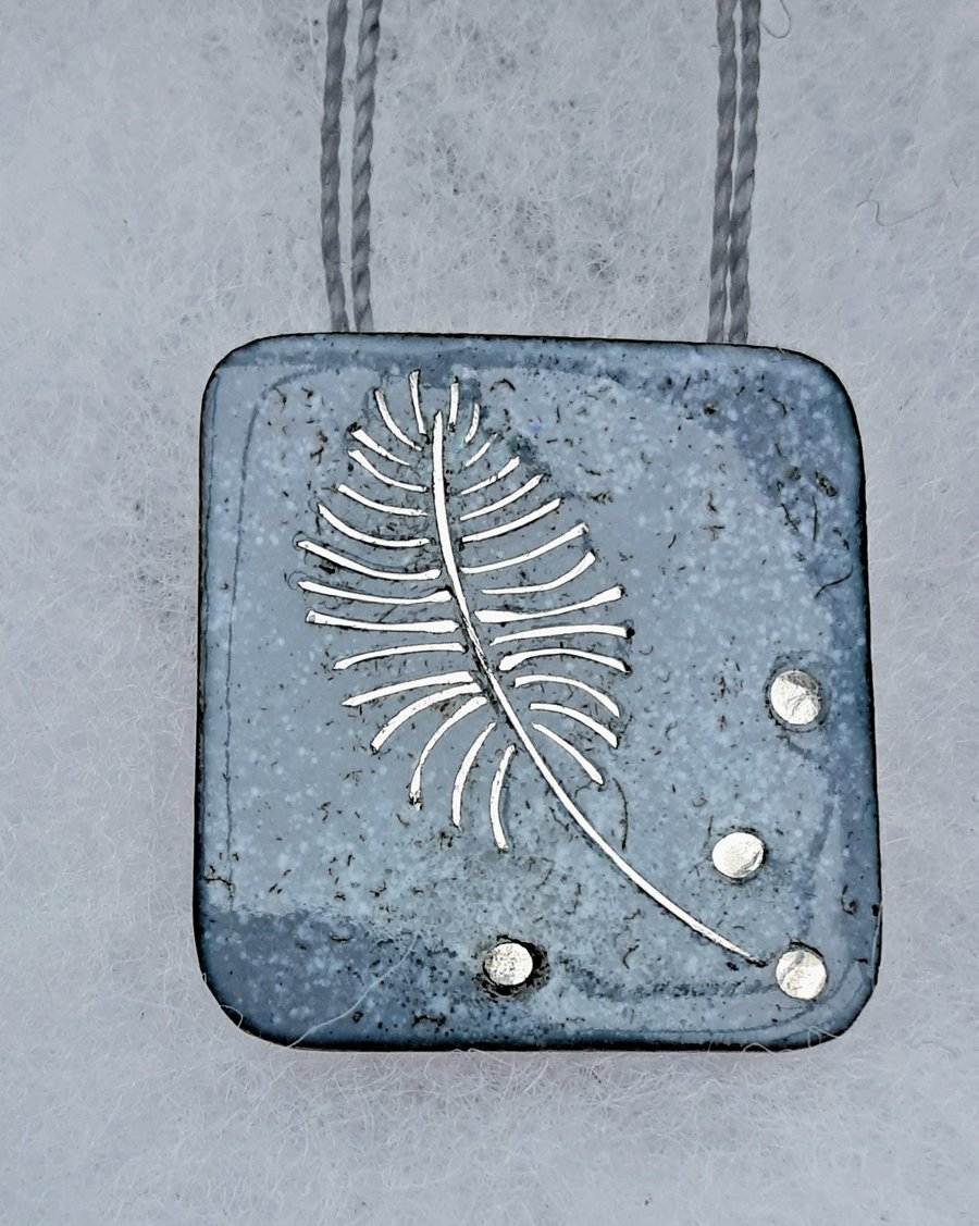 SILVER FEATHER ENAMELLED NECKLACE ON COPPER