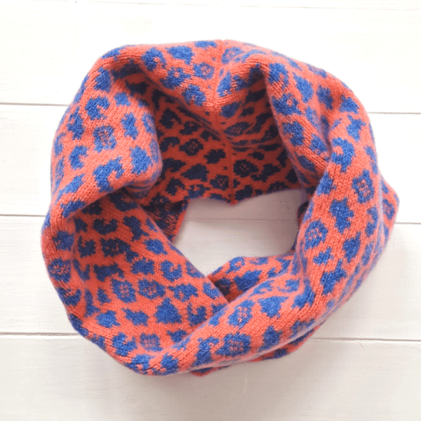 SECONDS SUNDAY Leopard knitted cowl - coral and blue