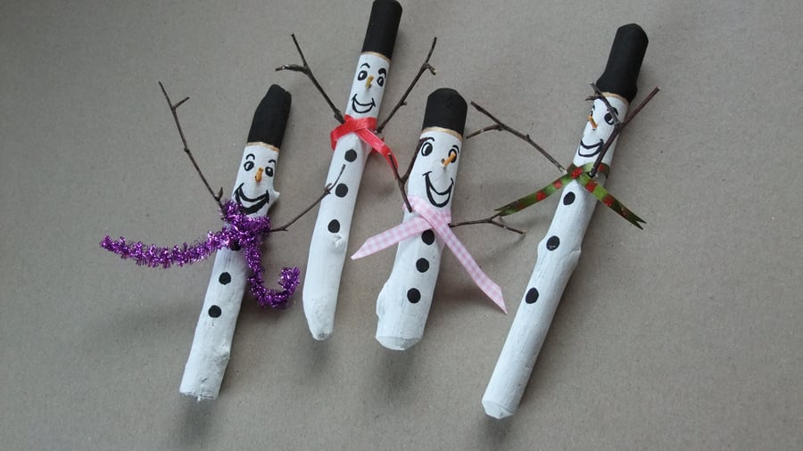 4 driftwood snowmen Christmas tree decorations for your Xmas tree.