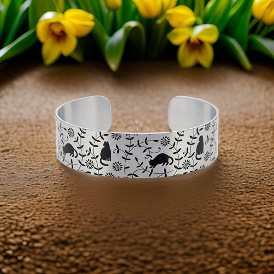 Cat bangle, cuff bracelet with black cats, pet gifts. (426)