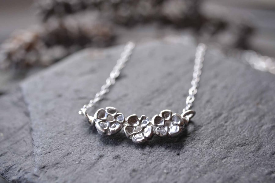 Three silver flowers necklace