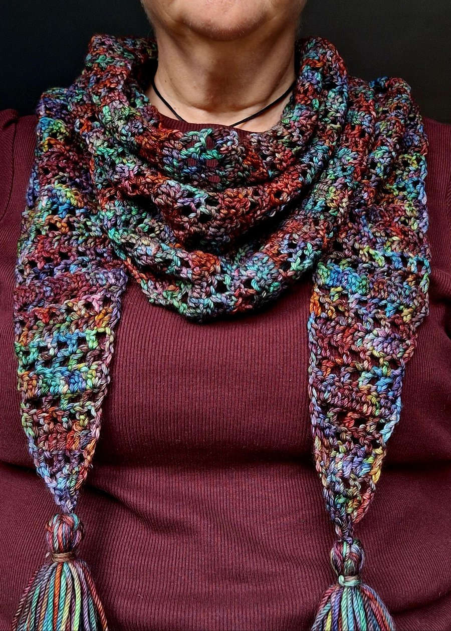 Triangular crocheted scarf in rich colours