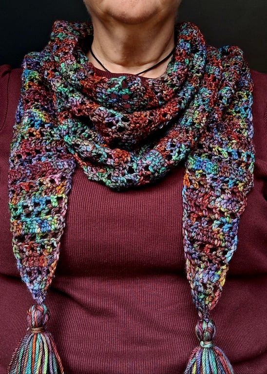 Triangular crocheted scarf in rich colours