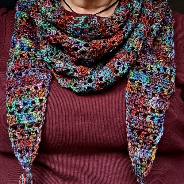 Triangular crocheted scarf in rich colours