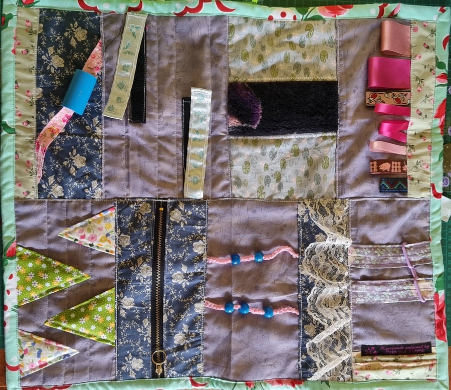 Fidget quilt for people with Alzheimer's or dementia