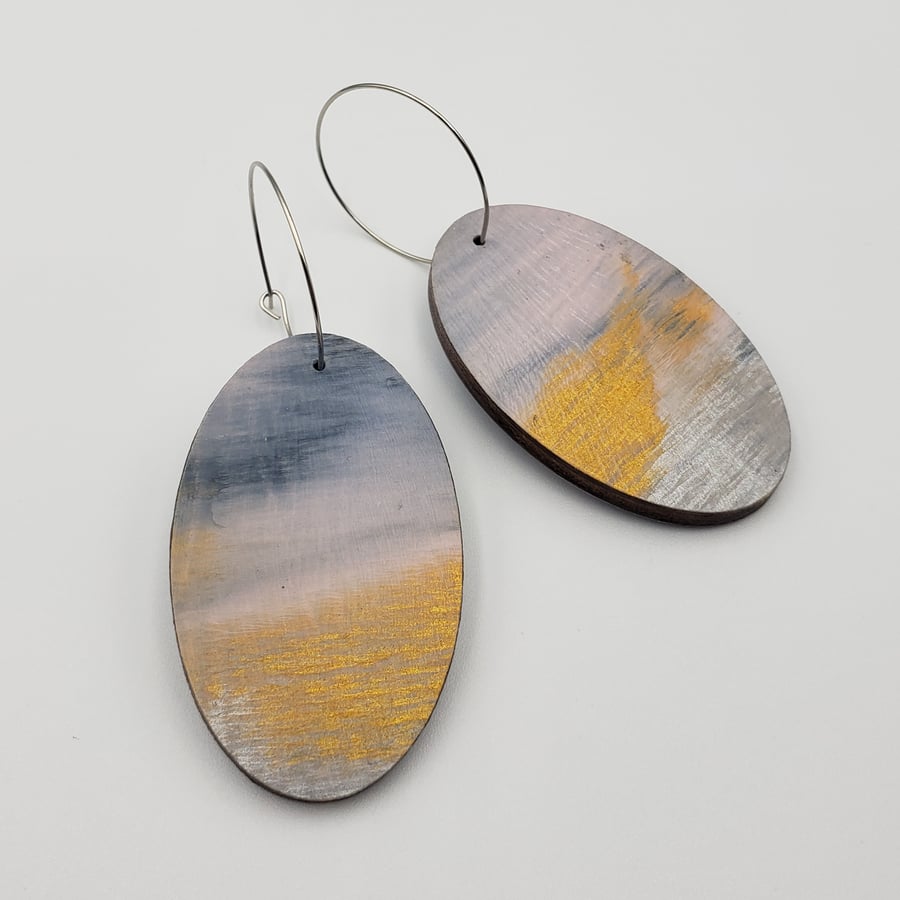 Oval shaped earrings in grey, white, silver, light pink and gold