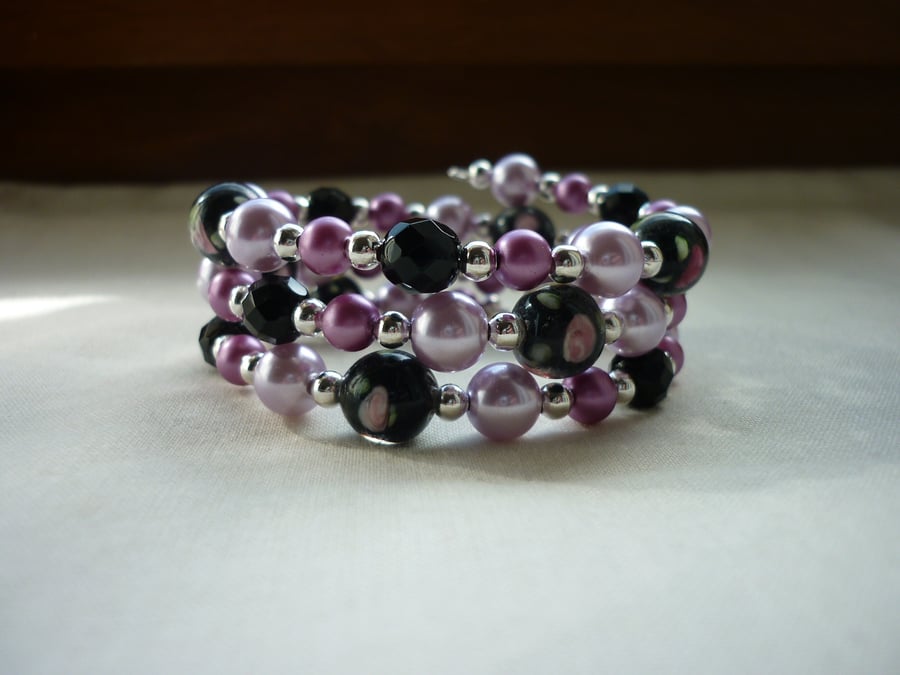 BLACK, PINK AND PLUM LAMPWORK MEMORY WIRE BRACELET.  574