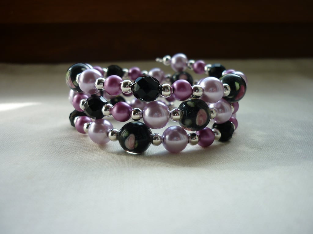 BLACK, PINK AND PLUM LAMPWORK MEMORY WIRE BRACELET.  574