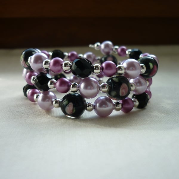 BLACK, PINK AND PLUM LAMPWORK MEMORY WIRE BRACELET.  574