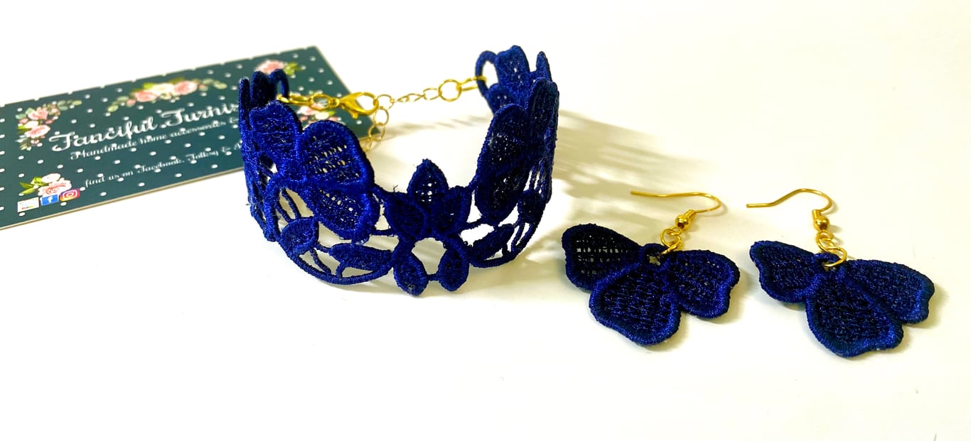 Freestanding Lace Jewellery Set - bracelet and matching earrings 