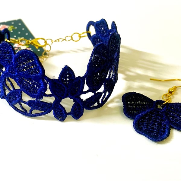Freestanding Lace Jewellery Set - bracelet and matching earrings 