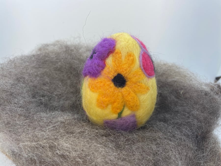Felted Easter Egg, Needle Felt Easter Decoration, LAVENDER, DAISY, Flowers