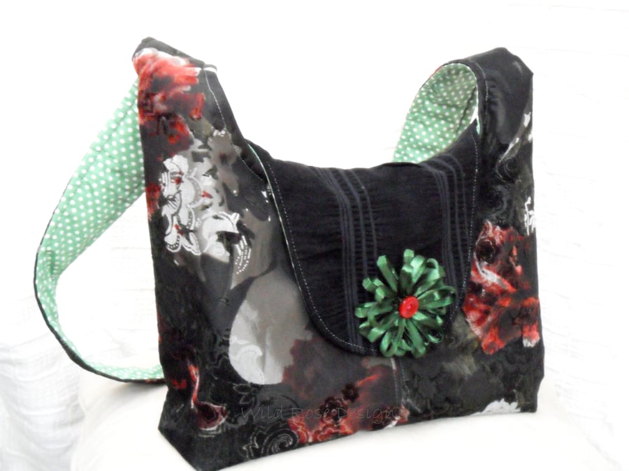 Hobo bag in a dark green flocked taffeta