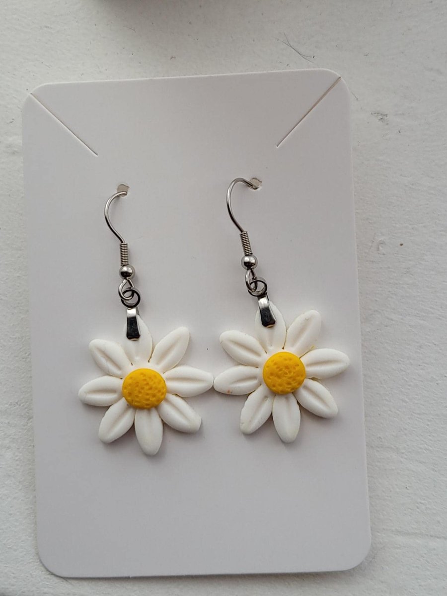 Handmade Daisy Polymer Clay Earrings, Lightweight Everyday Jewelry, Artisan Desi