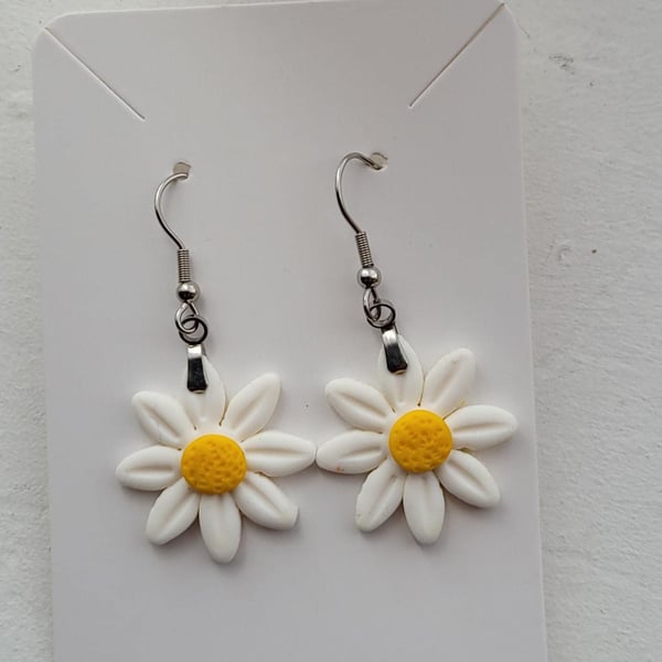 Handmade Daisy Polymer Clay Earrings, Lightweight Everyday Jewelry, Artisan Desi