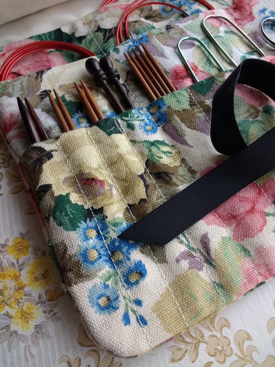 "Judit" knitting needle wrap