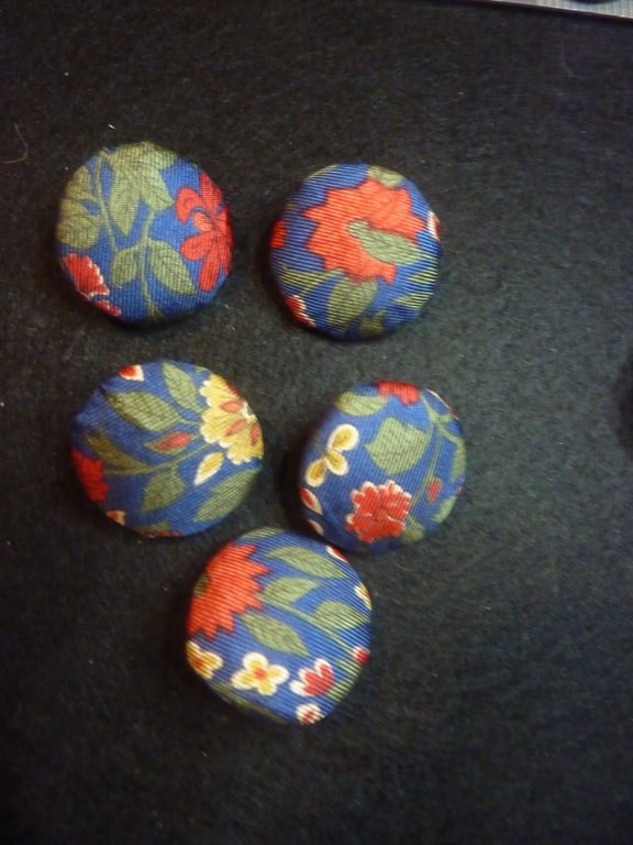 5 Ditsy Buttons Flower Vine Leaf Patteren Blue Gren Red 25mm 