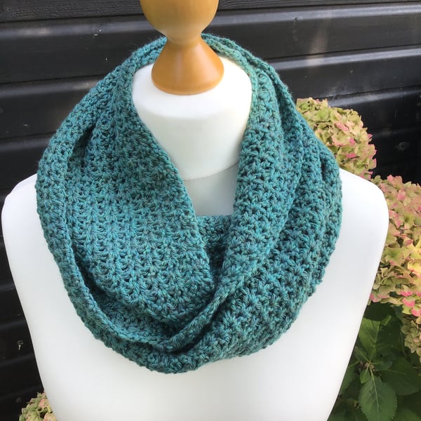 Beautiful Infinity scarf in acrylic with Merino wool colour sea green