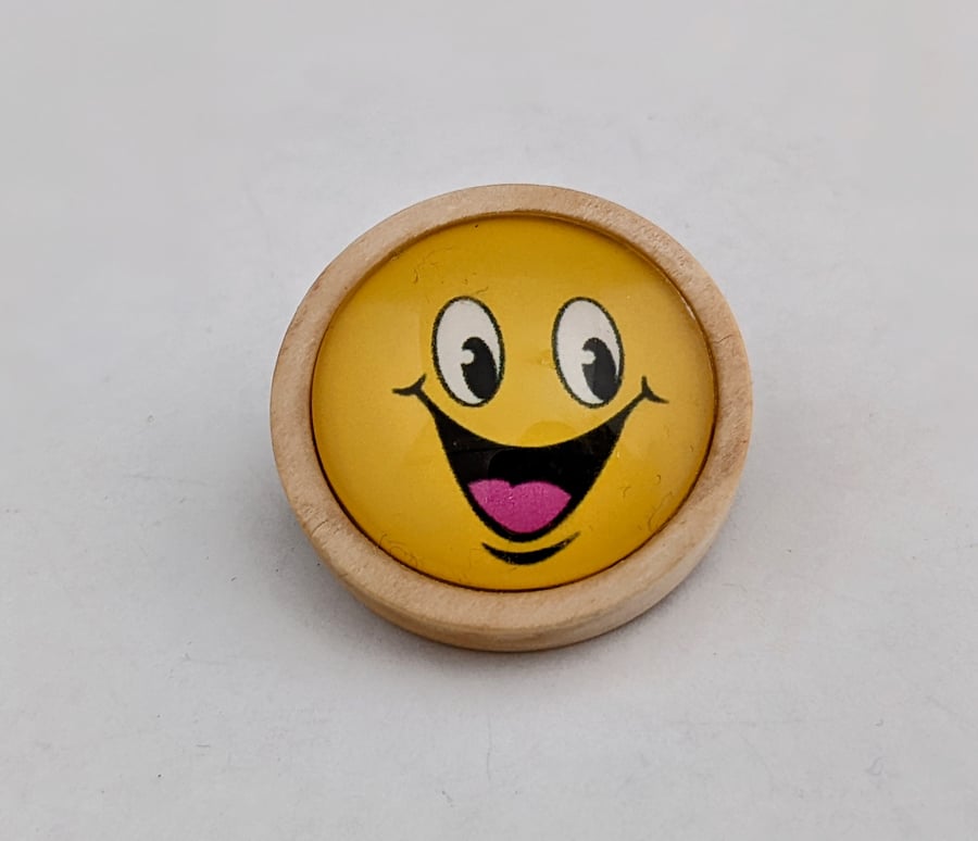 Emoji brooch in wooden setting 006