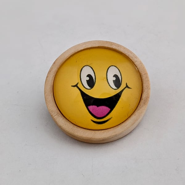 Emoji brooch in wooden setting 006