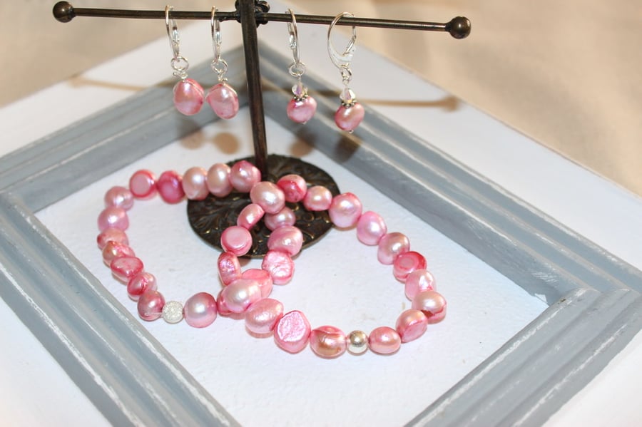 Freshwater pearl earrings! Dangles with style!