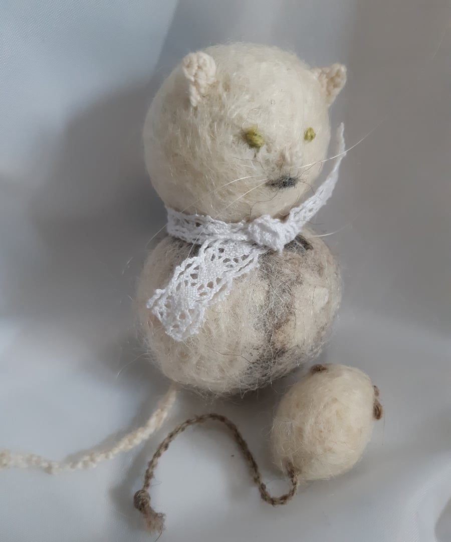 Felted wool cat and mouse 