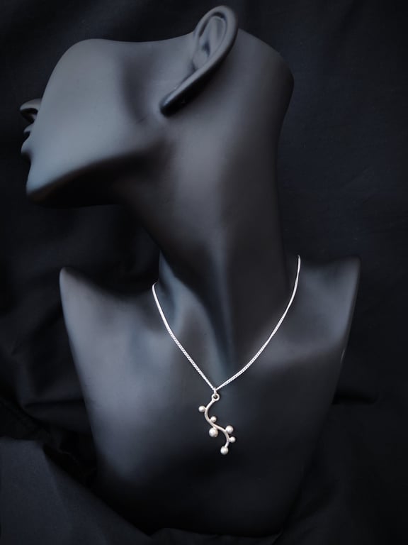 Wavy silver pendant with pebbles