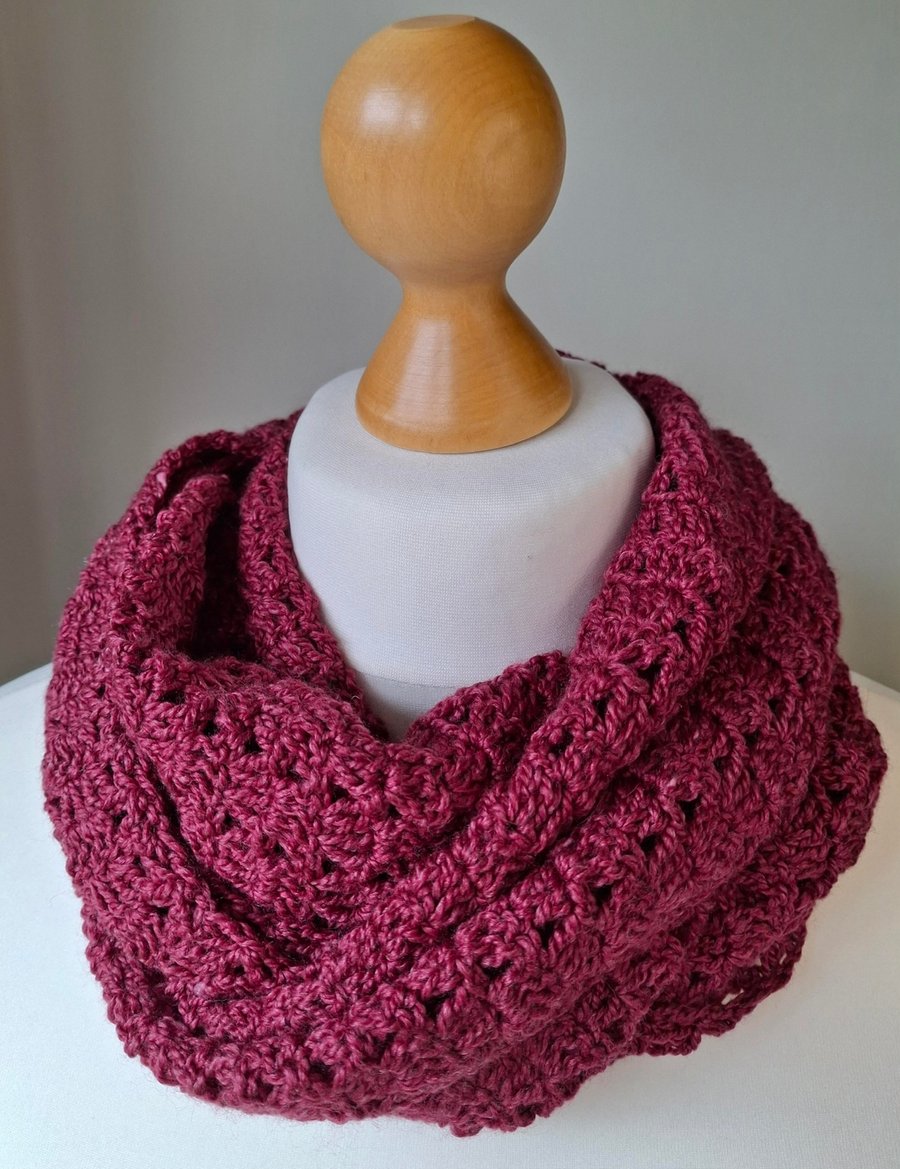 Lacy infinity circle scarf in wool and silk, colour Bordeaux