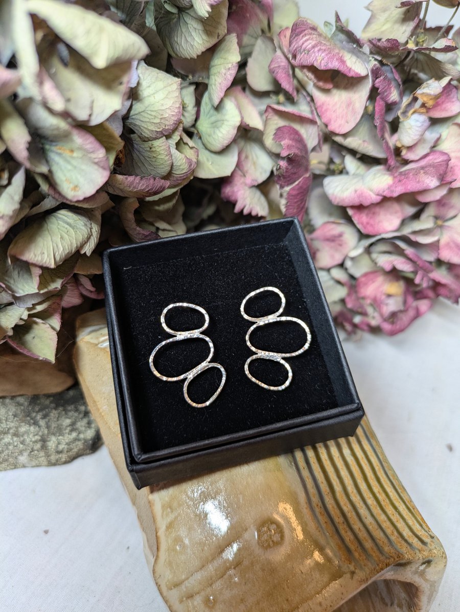 Linked circle earrings 