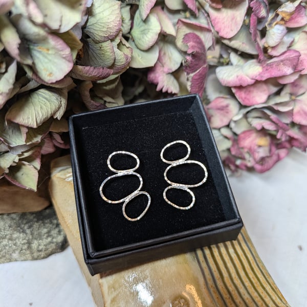 Linked circle earrings 