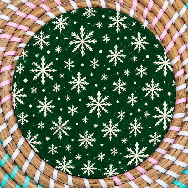 Green Christmas Snowflake Coaster – Festive Wooden Drinks Coaster – Traditional 