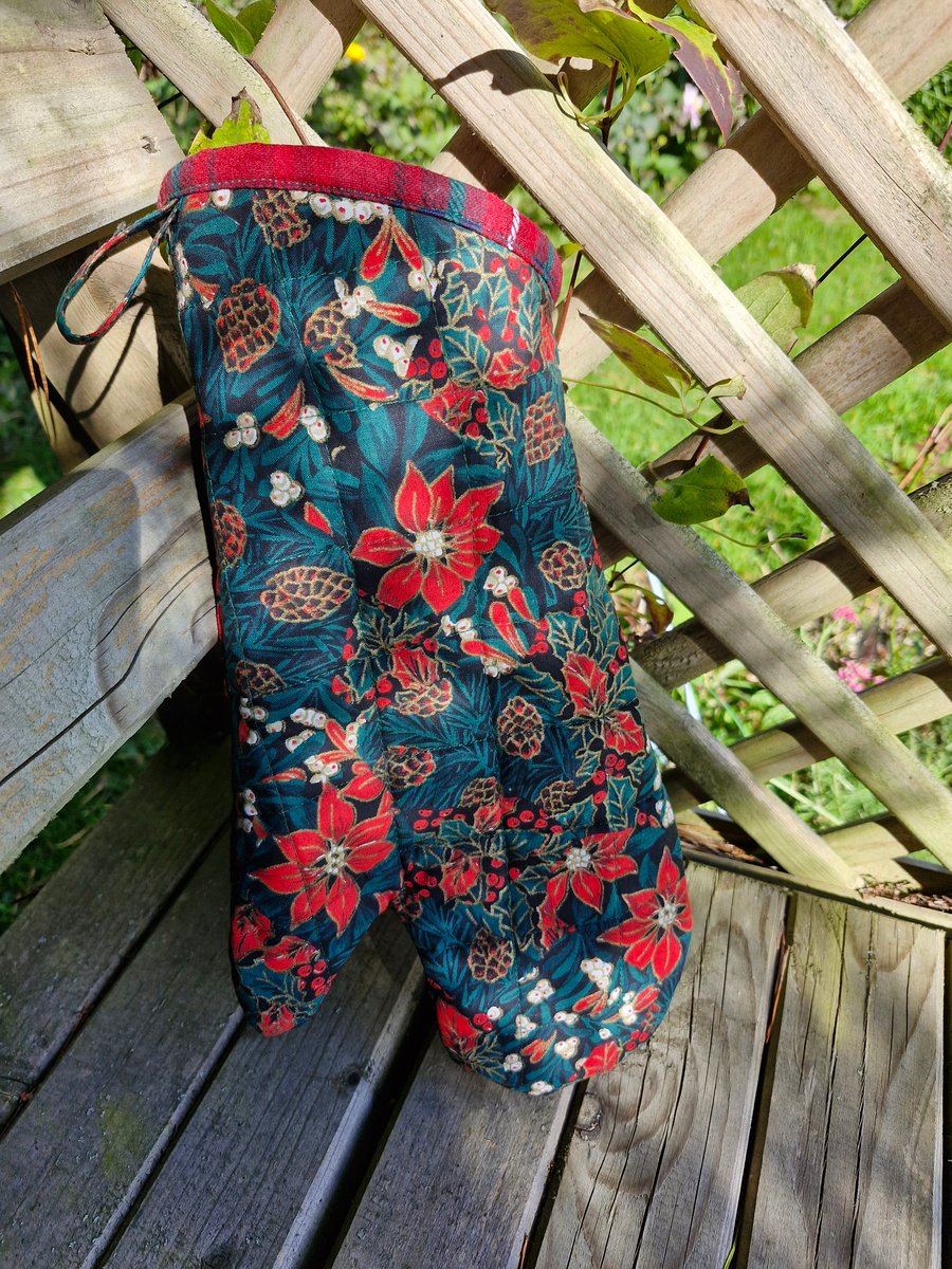Gorgeous Christmas patterned oven glove