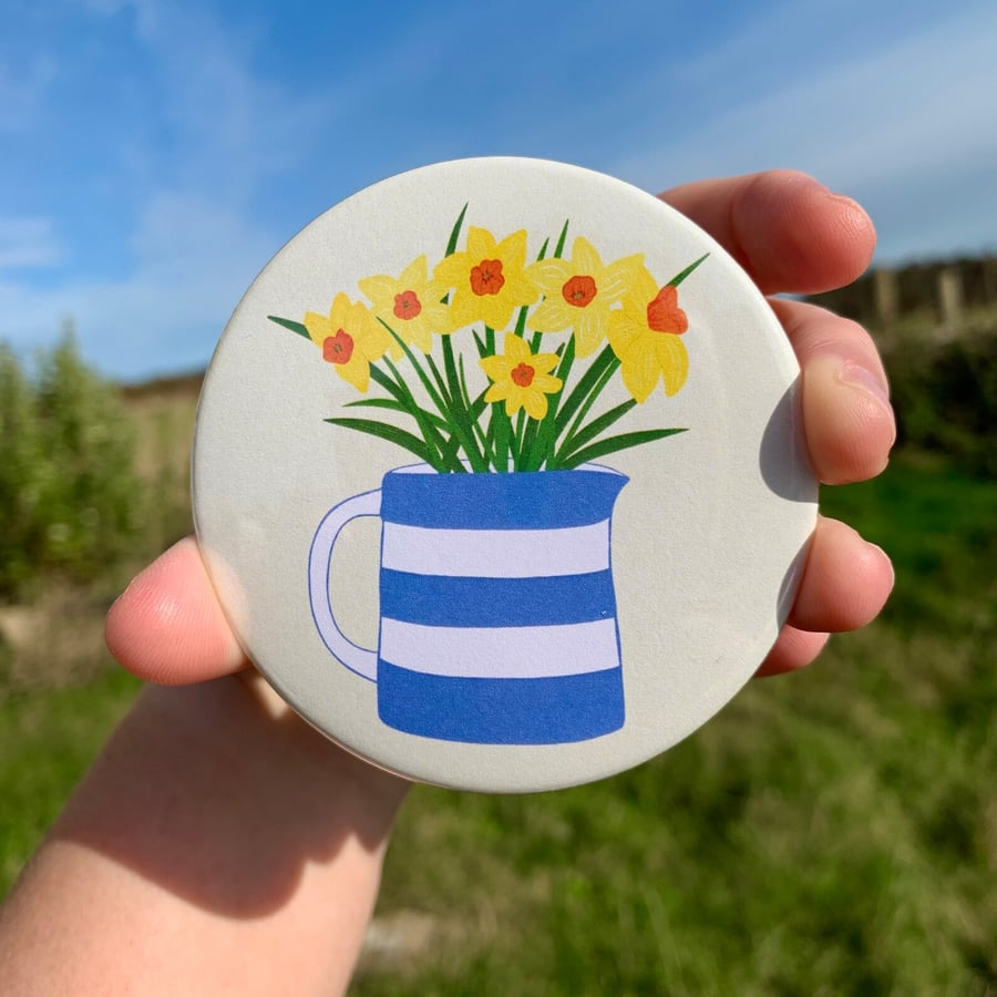 Daffodils in a Cornishware Jug Illustrated Pocket Mirror 76mm (3 inches) 