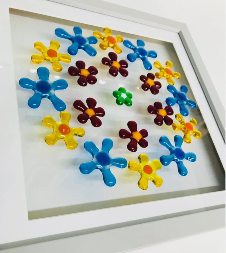   fused glass  daisy chain picture