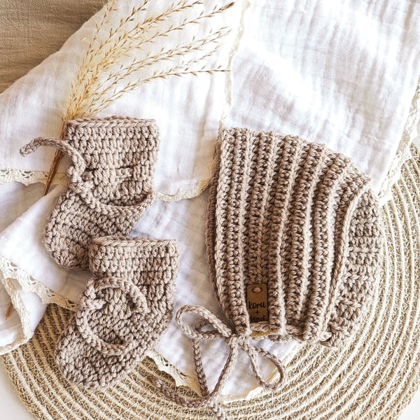 Gift Set Newborn Bonnet and Socks 100% Merino Wool