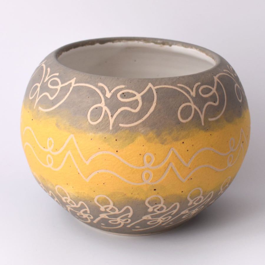 A02 - Stencilled bowl  (Free UK postage)