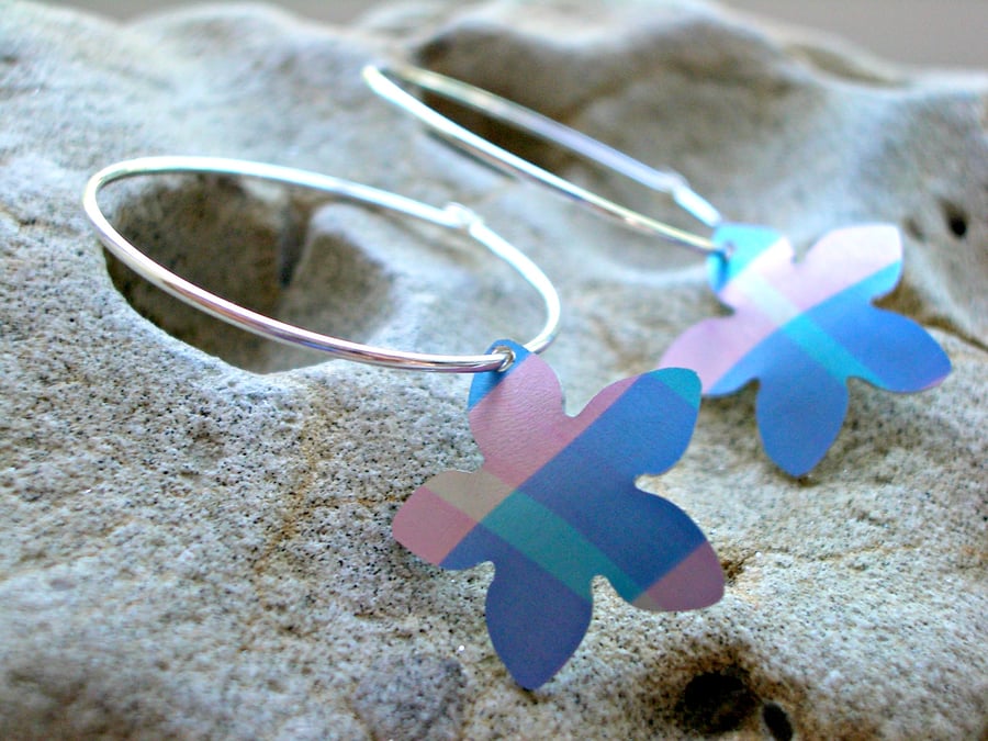 Flower hoop earrings in blue and pink checks