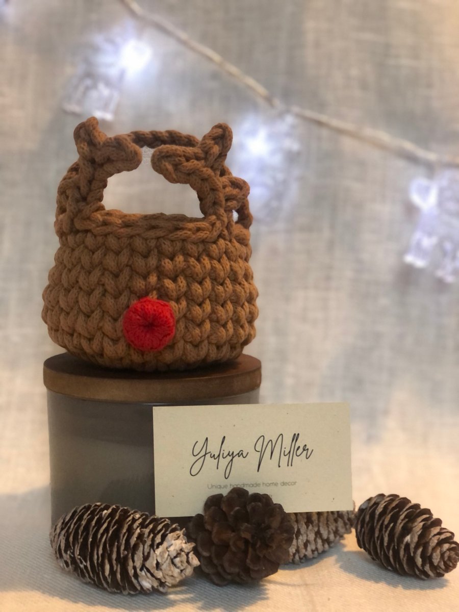 Christmas reindeer basket gift crochet