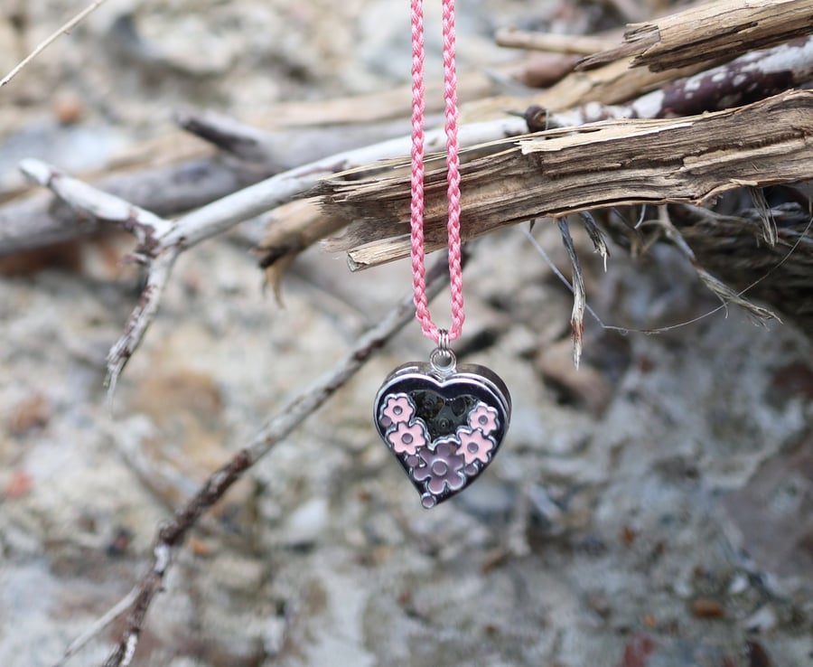 Vintage heart shaped pocket watch featured flower pattern pendant necklace 