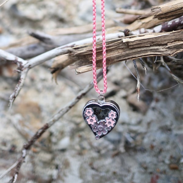 Vintage heart shaped pocket watch featured flower pattern pendant necklace 