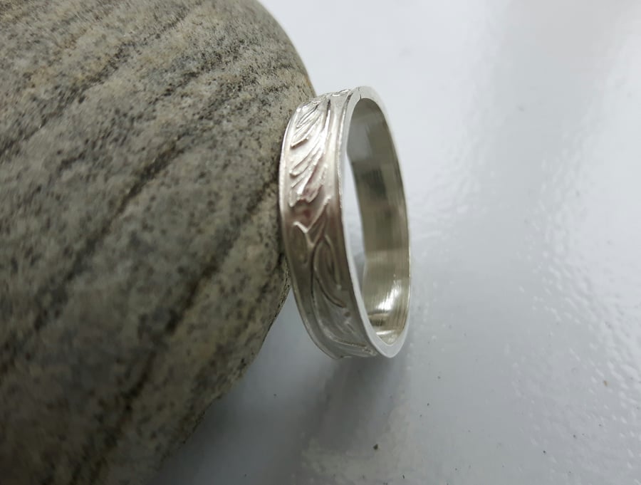  Silver Ring, with leaf pattern