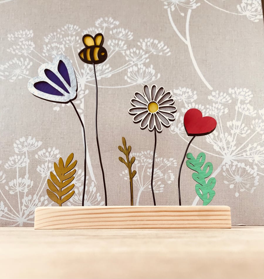 Wooden freestanding bee flower garden decoration ornament 