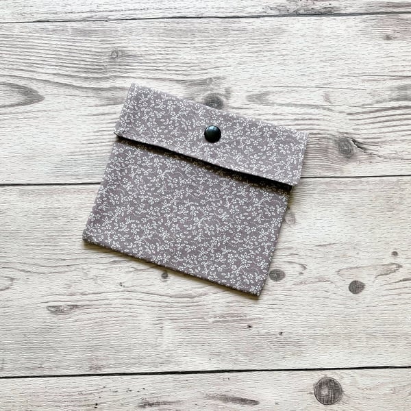 Discreet cotton fabric sanitary pouch. Ditsy floral grey.